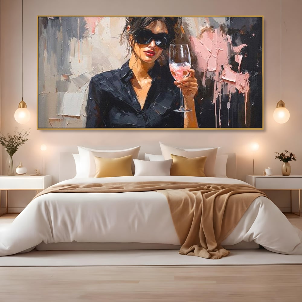 Tablou canvas cu tablou canvas cu femeie si pahar de vin, in rama de aluminiu auriu, pe perete intr-un dormitor